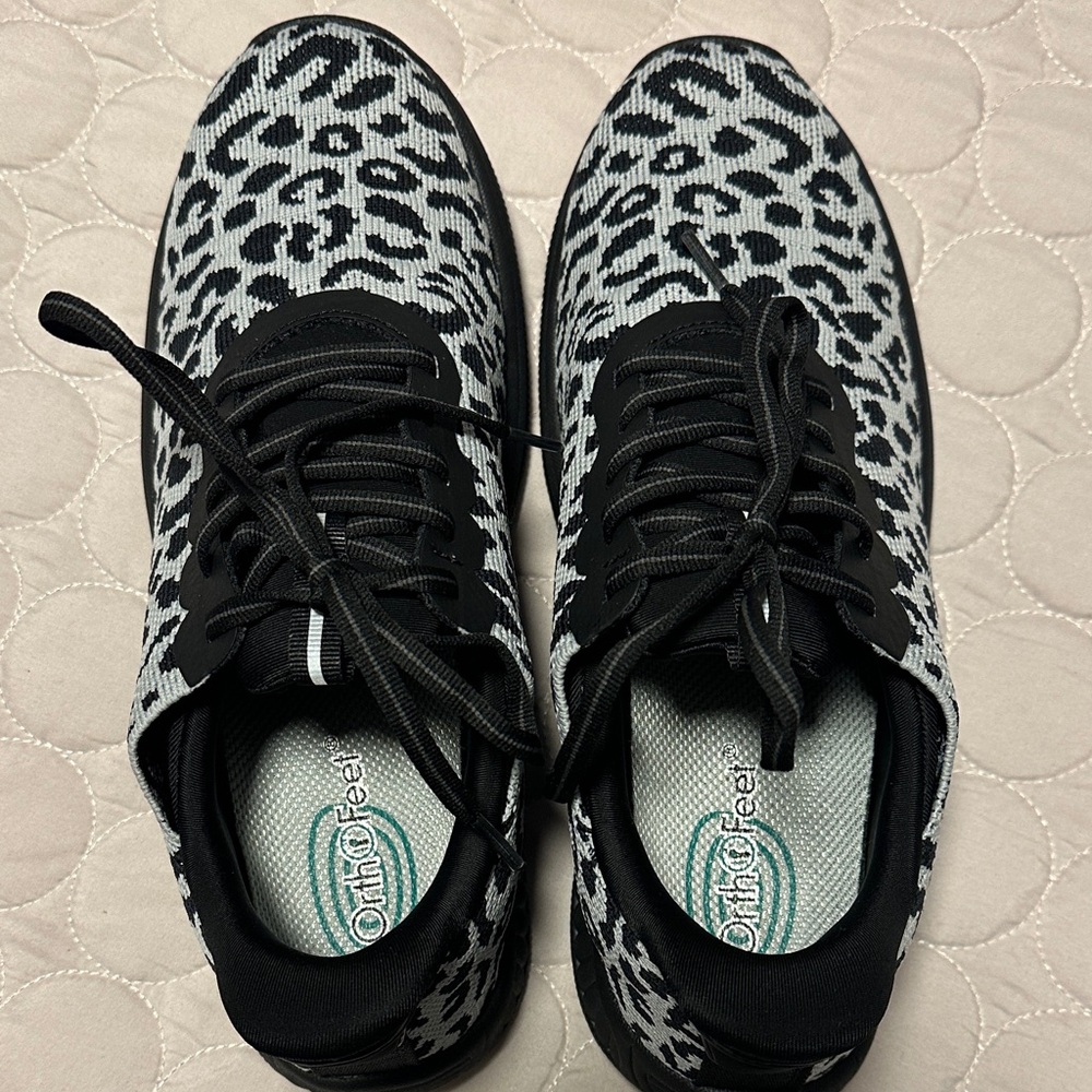 OrthoFeet Women's Black and White leopard Sneakers
